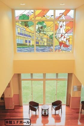 本館１Ｆホール上のステンドグラス