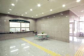 東海医療科学専門学校のエントランス