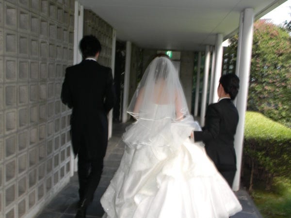 バックヤードでは歩きやすいようドレスを持って差し上げたり