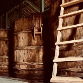 醤油を醸造する北の蔵です。明治から使っている木桶です