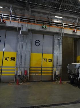 ごみ処理施設の入り口でプラットホームと言います。