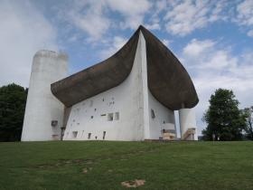 ル・コルビジュエ設計：ロンシャンの教会（フランス研修）