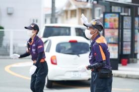 交通誘導警備の様子「店舗ドライブスルーでのお客様車両の誘導」