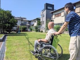 施設の目の前は公園で散歩も気楽に出来る環境です。