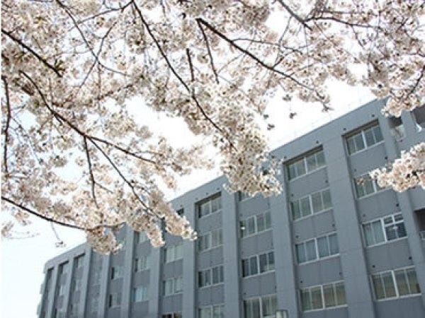 当社はこの京都自動車会館内にあります。会館には、他に独立行政法人や一般財団法人、一般社団法人などが入居しています。