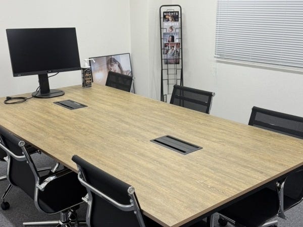 港区三田にある事務所です。事務所は、JR田町駅、地下鉄三田駅から徒歩10分以内の場所にあり、通勤にも便利です。