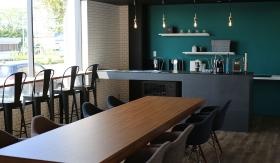 カフェ風ミーティングルームでは定期的に手作りランチ会も。