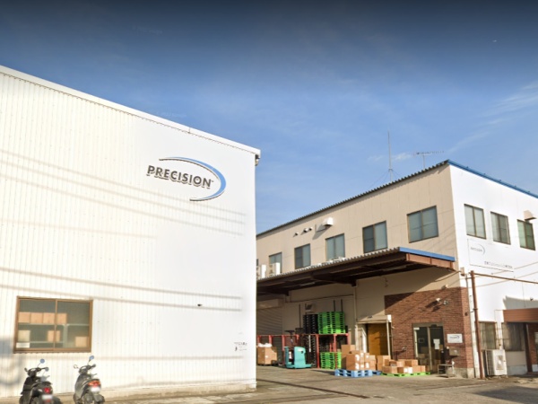 弊社の外観の様子です。右手側の１階が工場、２階に検査室や事務所、食堂等、左側が第一倉庫です。