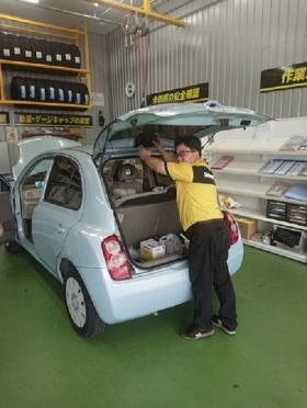 店内スタッフも取付します、前後ドライブレコーダーと奮闘中！