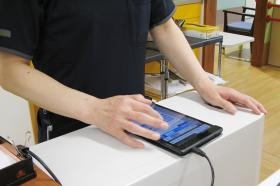 記録はタブレットで行います