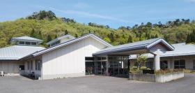 須坂悠生寮正面（背景はみのどう山）