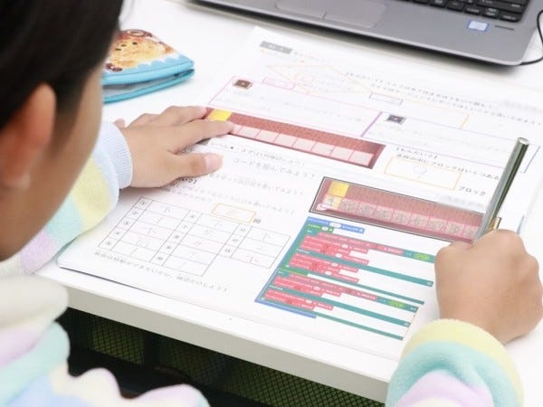 講師はテキストを自ら読み解き自走する生徒のサポートをします。