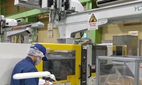 成形技術者の業務の様子