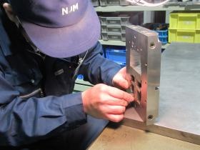 金型仕上技術者の業務の様子