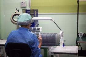 プラスチック組立作業の様子１