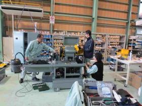 社屋に隣接した組立工場。修理点検など客先作業もあります。
