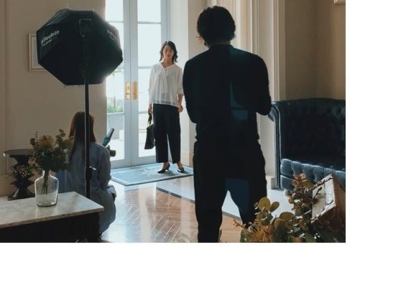 撮影は自社スタジオや結婚式場で行います。多くの方に商品の魅力を発信できる、とてもやりがいを感じるお仕事です♪