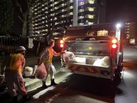 作業の様子、先輩が丁寧に指導します。