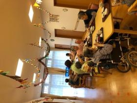 さあ美味しい食事を召し上がってください（グループホームにて）