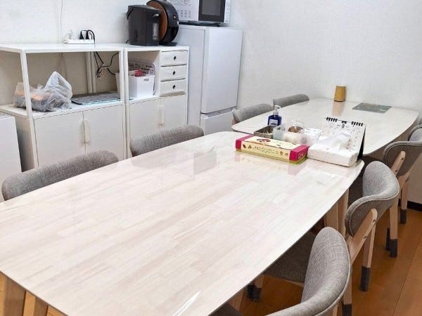 落ち着けるスタッフルームを完備。昼食の一部補助もあります。