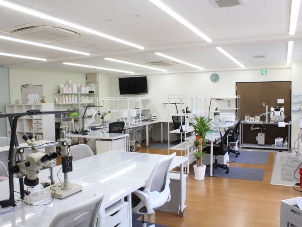 クリーンで明るい、快適に働けるような環境です。