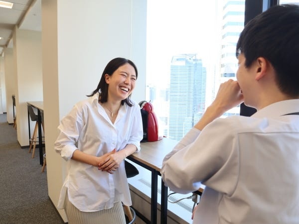 仕事の話だけでなく雑談もあり、笑顔の絶えない職場です♪