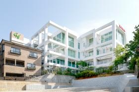 外観 白を基調とした光と風と緑を感じられる癒しのクリニック