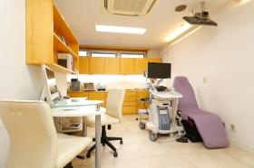 診察室 最新の超音波を使っています