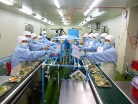 みなさんキビキビと和気あいあいと仲良く製造しています。