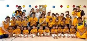 園児と職員の集合写真