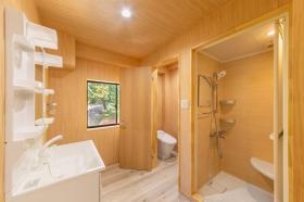 【女子寮】トイレ・シャワー室・洗面台を完備。