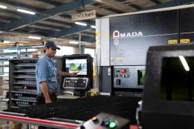 最新鋭の設備を使って、板金から製品を作りあげていきます