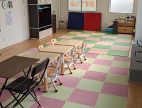 窓が大きな明るい教室です