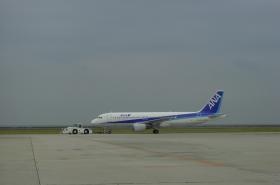 出発時実施のプッシュバック（特殊車両で航空機を移動する）写真