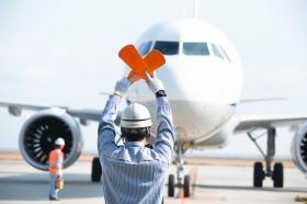 航空機誘導作業（マーシャリング）写真
