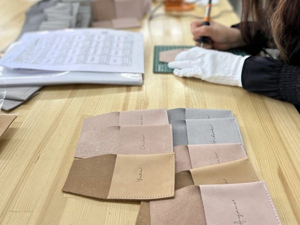 名前のチェックをしたものをカリグラファーたちがかきます。