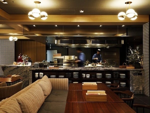 店内にはオープンキッチン！賑やかなレストランです。