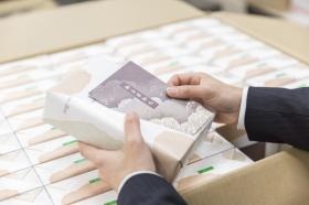 丁寧に作業し商品の準備を行います。