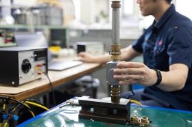 北工場／制御バルブの設計開発を担う技術部での仕事の様子