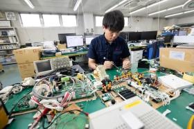 本社／電子制御基板の設計・開発を担う開発部の仕事の様子