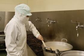 製造工場内の調理作業