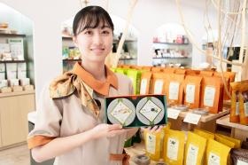 お客様の好み・用途を伺い、最適なお茶をご提案する仕事です