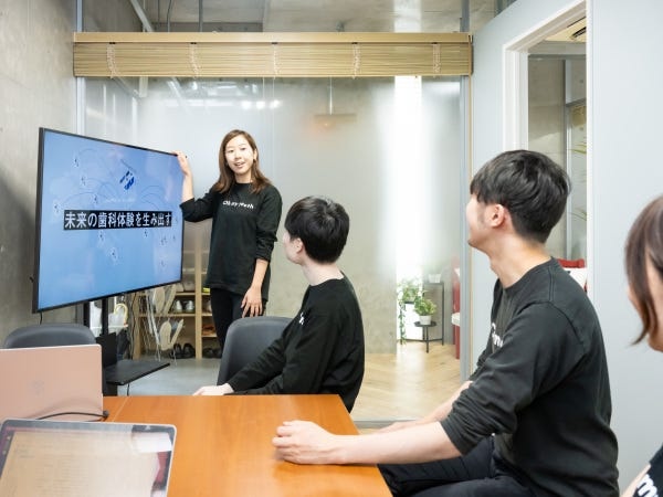 フラットな組織文化で、役職二関係なく対等に意見をぶつけ合います！
