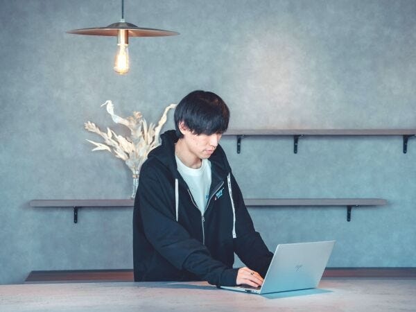 現在活躍中の社員は、全員が完全未経験入社。前職は化学品の研究職、システムエンジニア、会計士、コンサルタント、バイヤー、営業などさまざまです。