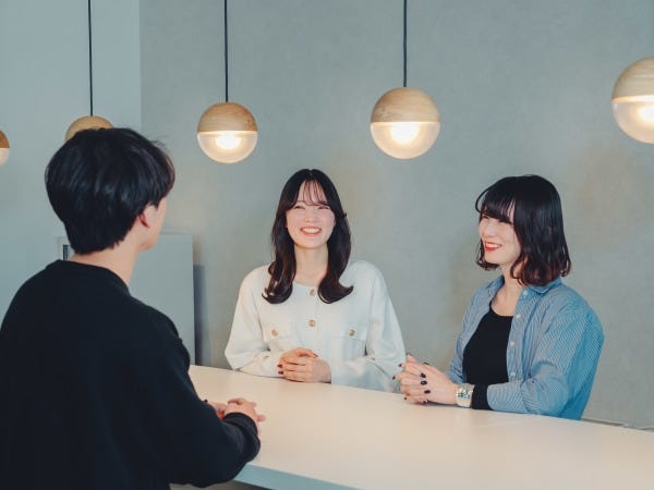 終業後は、社内Barや部活動を通じて、社員同士の交流も盛んです。