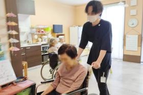 職場風景（車いす介助）