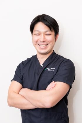 院長の岩本です。日本口腔インプラント学会の専門医の認定医。