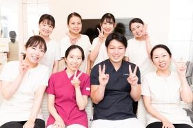 スタッフ集合写真。明るく、穏やかなスタッフが多いです。