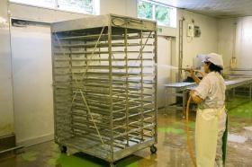 ヒヨコが発生した後の機械を洗浄しています