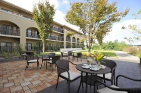 学園前にはお庭があり、果樹も育てています